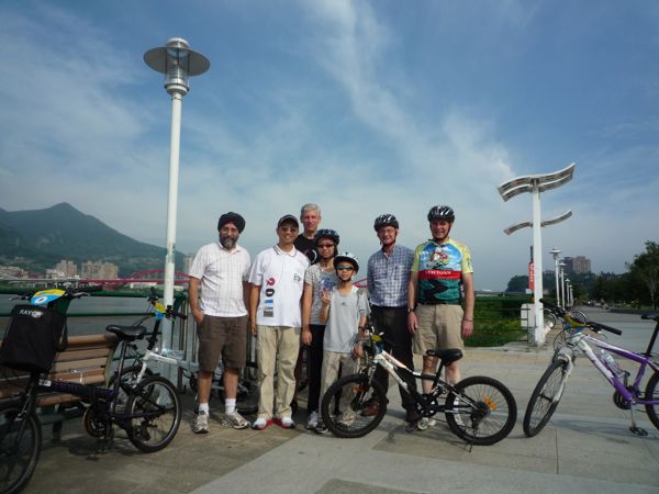 Gathered for our bicycle trip in Taipei (photo by Su Juing-Huei)