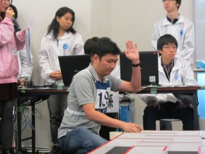 Khiew Tzong Yong running his mouse in the 2012 All Japan Micromouse Classic event.